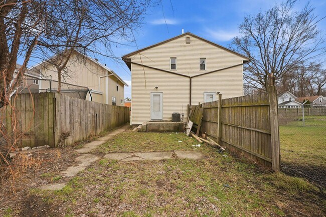 Building Photo - Three bedroom available for an immediate move in!