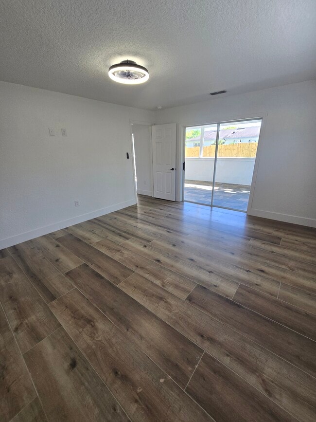 Building Photo - 383 Floral Dr