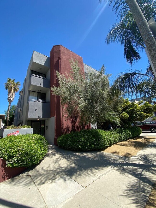 Building Photo - 922 N Hudson Ave