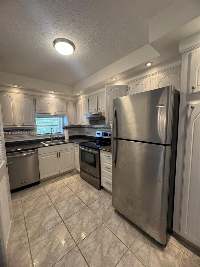 Building Photo - 9811 N Hollybrook Lake Dr