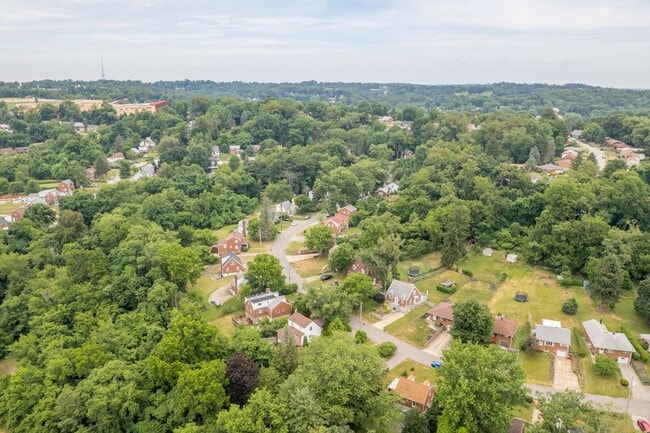Building Photo - AVAILABLE AUG 1ST!! BEAUTIFUL 2-BEDROOM IN...