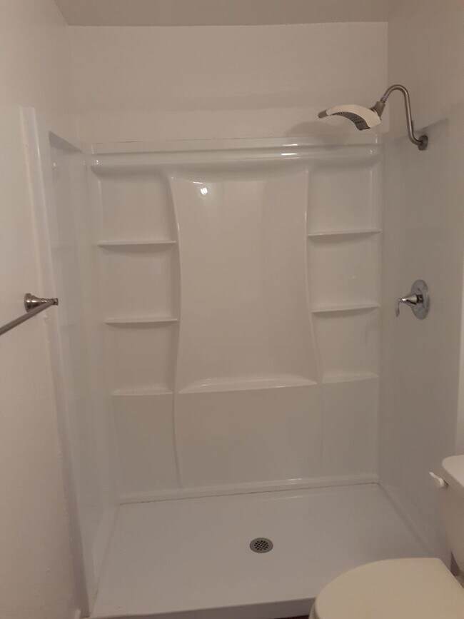 Building Photo - Spacious 4 Bed/2 Bath With Den  Updated Dec 2023.