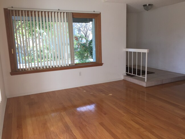 Building Photo - 3 Bedroom, 1.5 Bath Tierrasanta Townhome i...