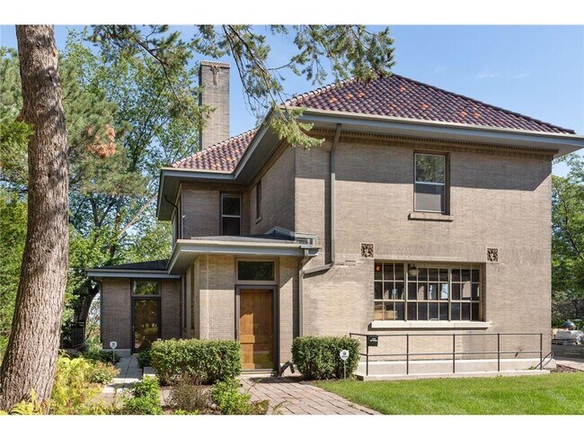 Building Photo - 1720 Mt Curve Ave