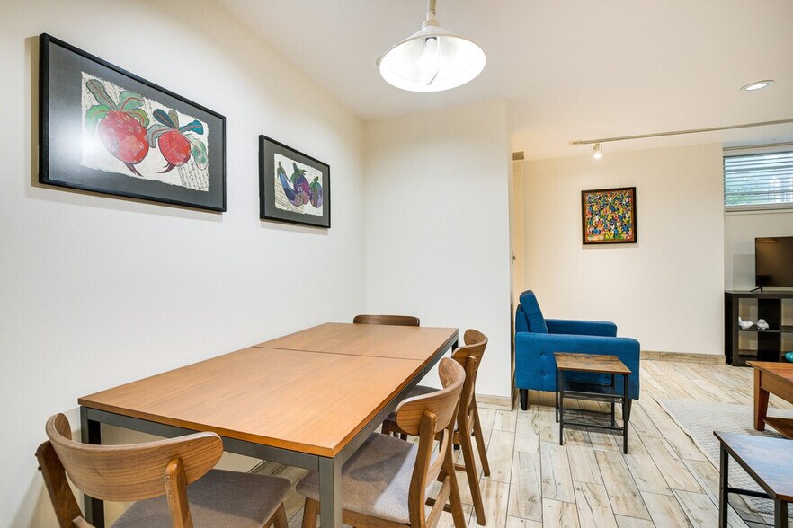 Building Photo - 2238 N Geneva Terrace