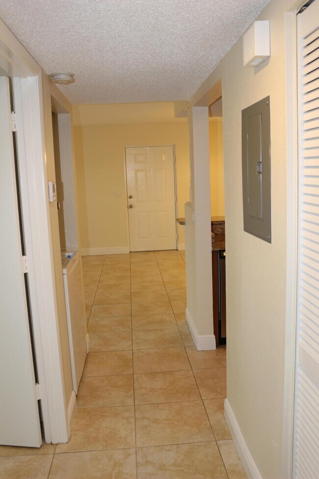 Building Photo - 1526 SE Royal Green Cir