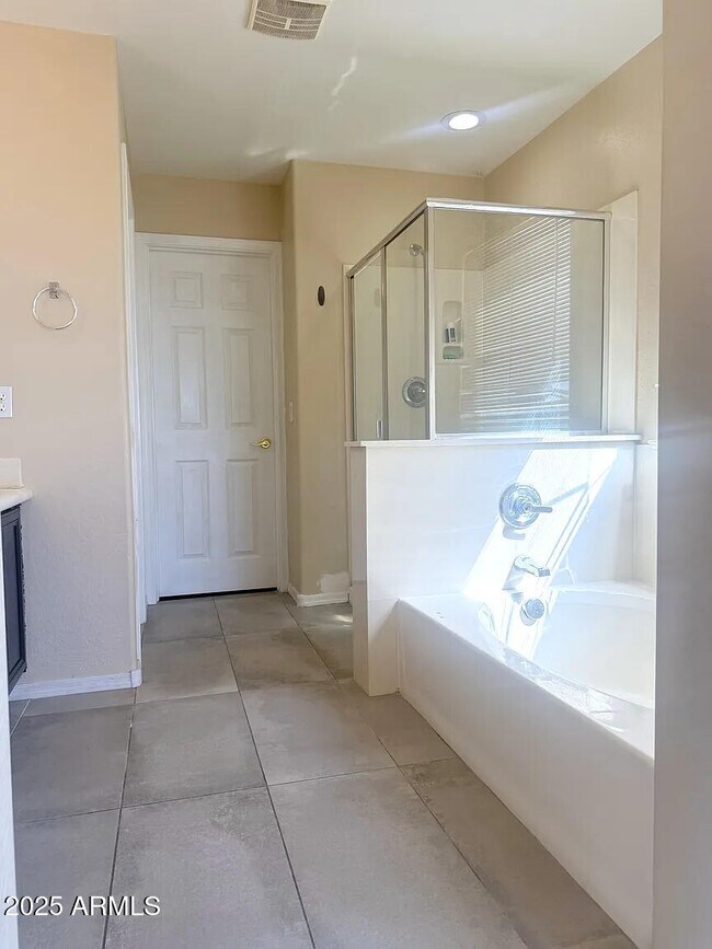 Building Photo - 3545 E Crescent Way