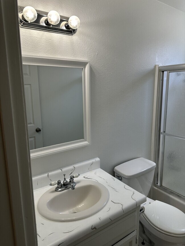 Building Photo - Modesto 2 Bedroom 1 Bathroom Town Home
