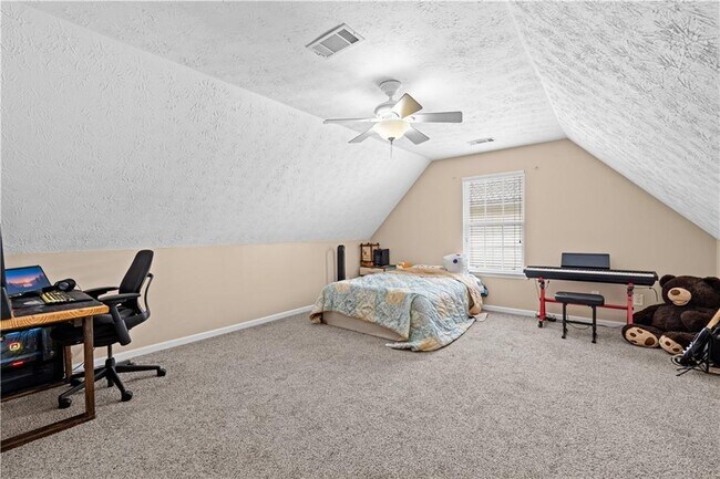 Building Photo - 38 Roxbury Ln