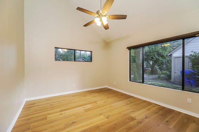 Building Photo - 3 bedroom / 2.5 bath Townhome – Spacious T...