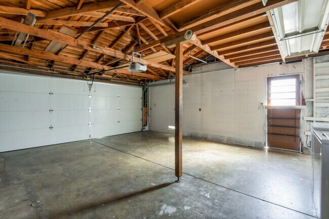 Building Photo - 546 Woodstock Way