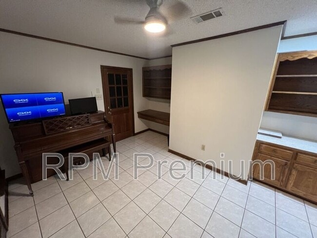 Building Photo - 13936 Cayuga Dr