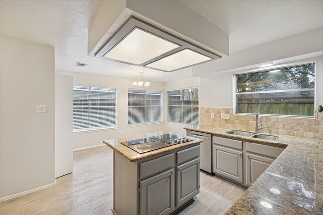 Building Photo - 8610 Lake Crystal Dr