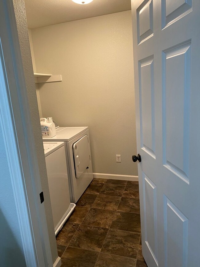 Building Photo - 3bed 2.5 bath Twinhome SORRY NO PETS!!