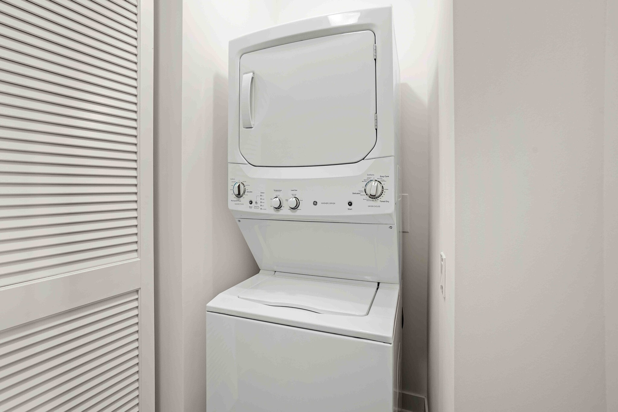 Building Photo - 11 E 9th St