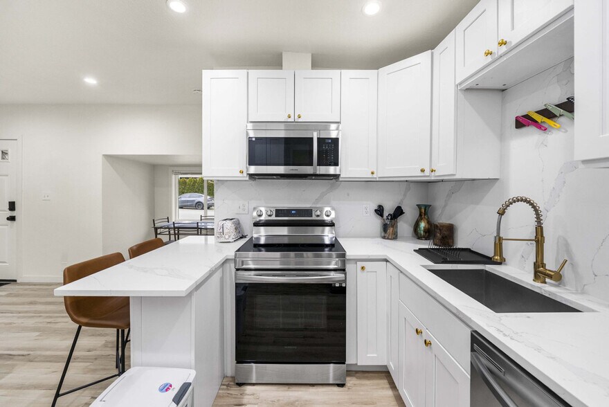 Building Photo - 815 SW Cloverdale St