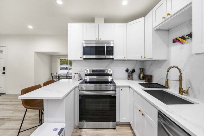 Building Photo - 815 SW Cloverdale St