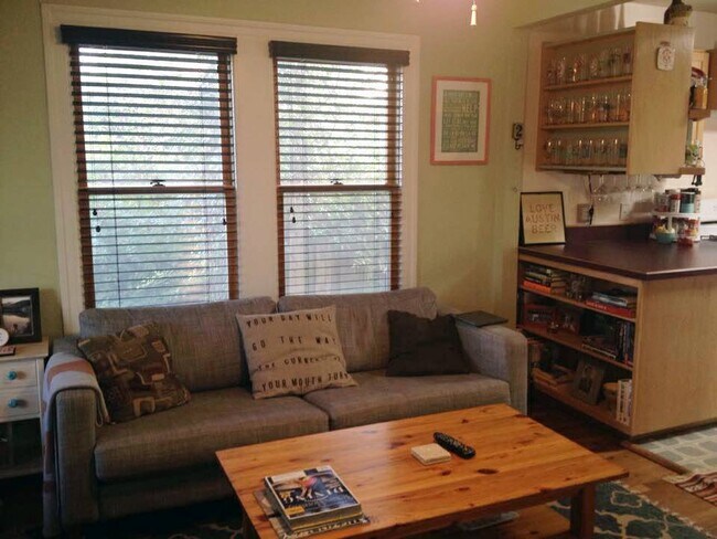 Building Photo - Charming 2/1 House in Hyde Park- Available for August!