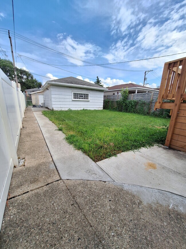 Building Photo - 2121 N Marmora Ave