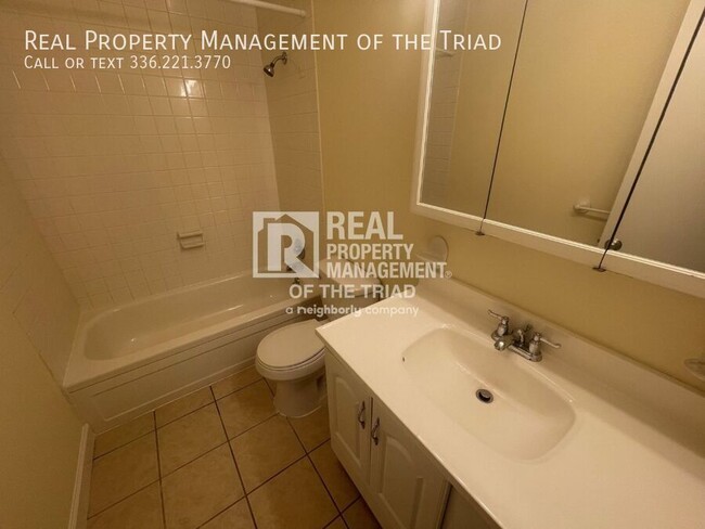 Building Photo - 2821 Tully Square