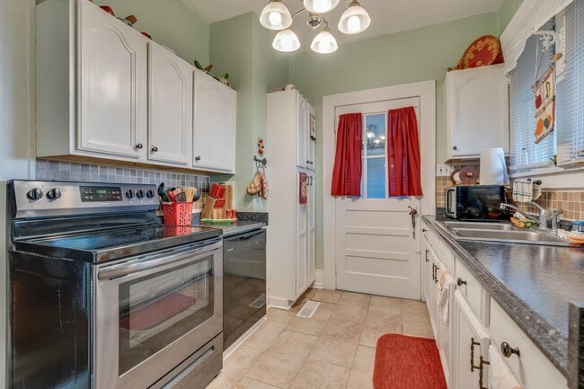 Building Photo - Coming Soon!! Charming 3 bed 2 Bath | Sunroom + Garage + Patio | Summer Special !