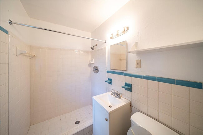 Building Photo - 420 NE 1st Ave.