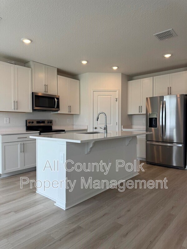 Building Photo - 2061 Rosewood Dr