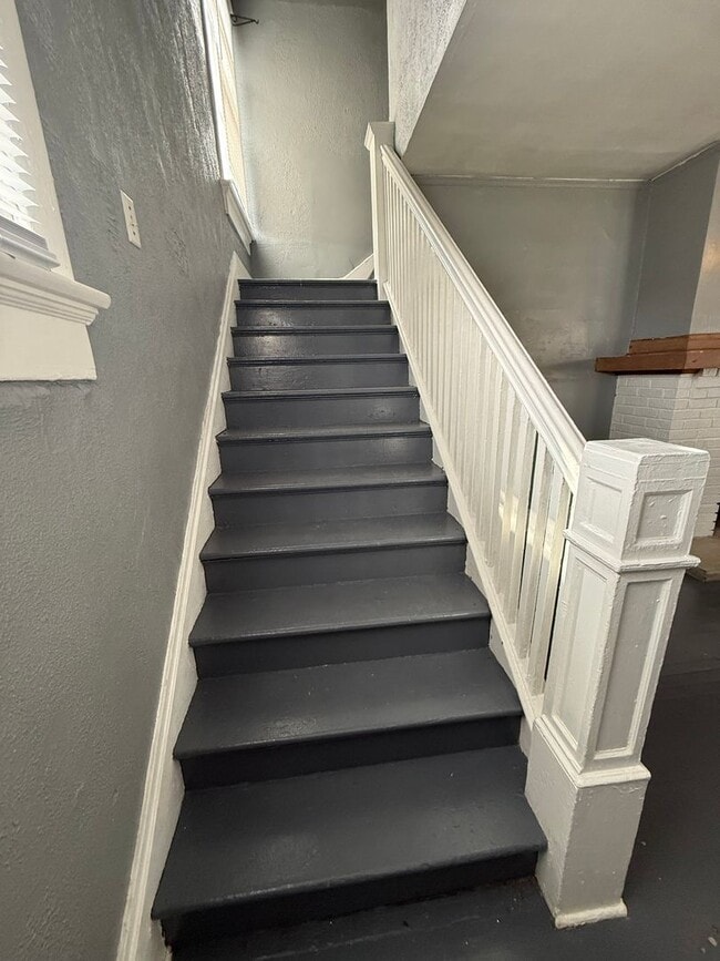 Building Photo - Spacious 2 bedroom home