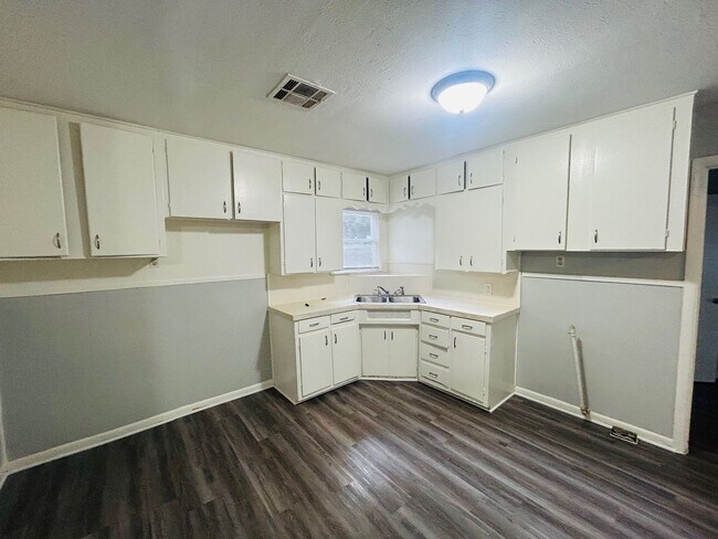 Building Photo - Spacious South Waco Home