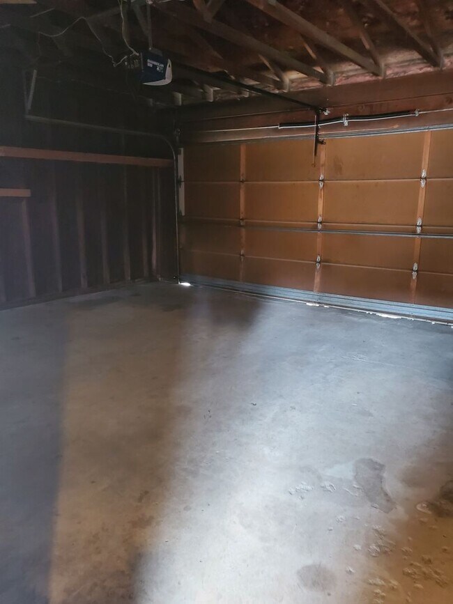 Building Photo - Darling updated duplex