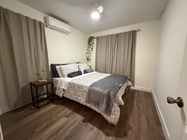 Building Photo - 2120 Laverna Ave