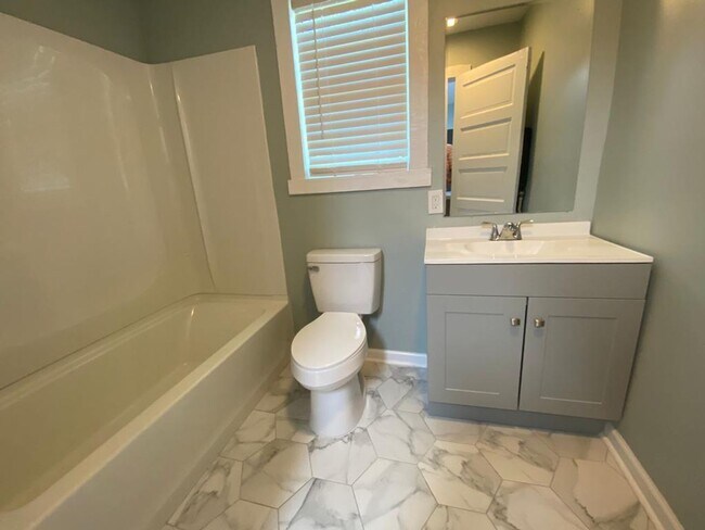 Building Photo - Large Brand New - One Bedroom (2 blocks from Historic Distr.)