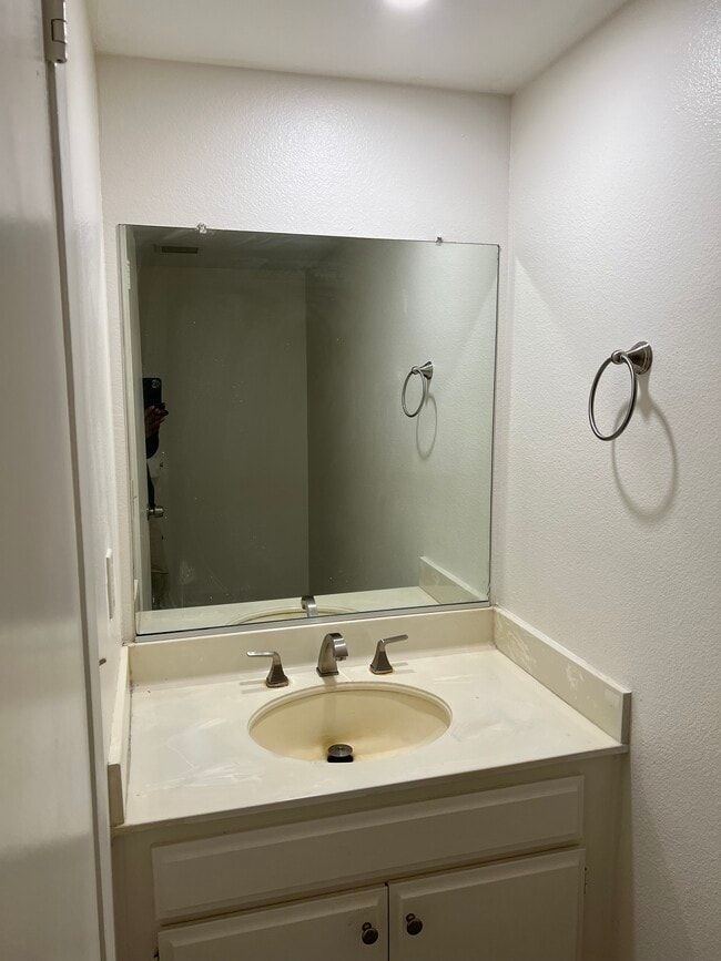 1/2 bath vanity - 44200 Kingtree Ave