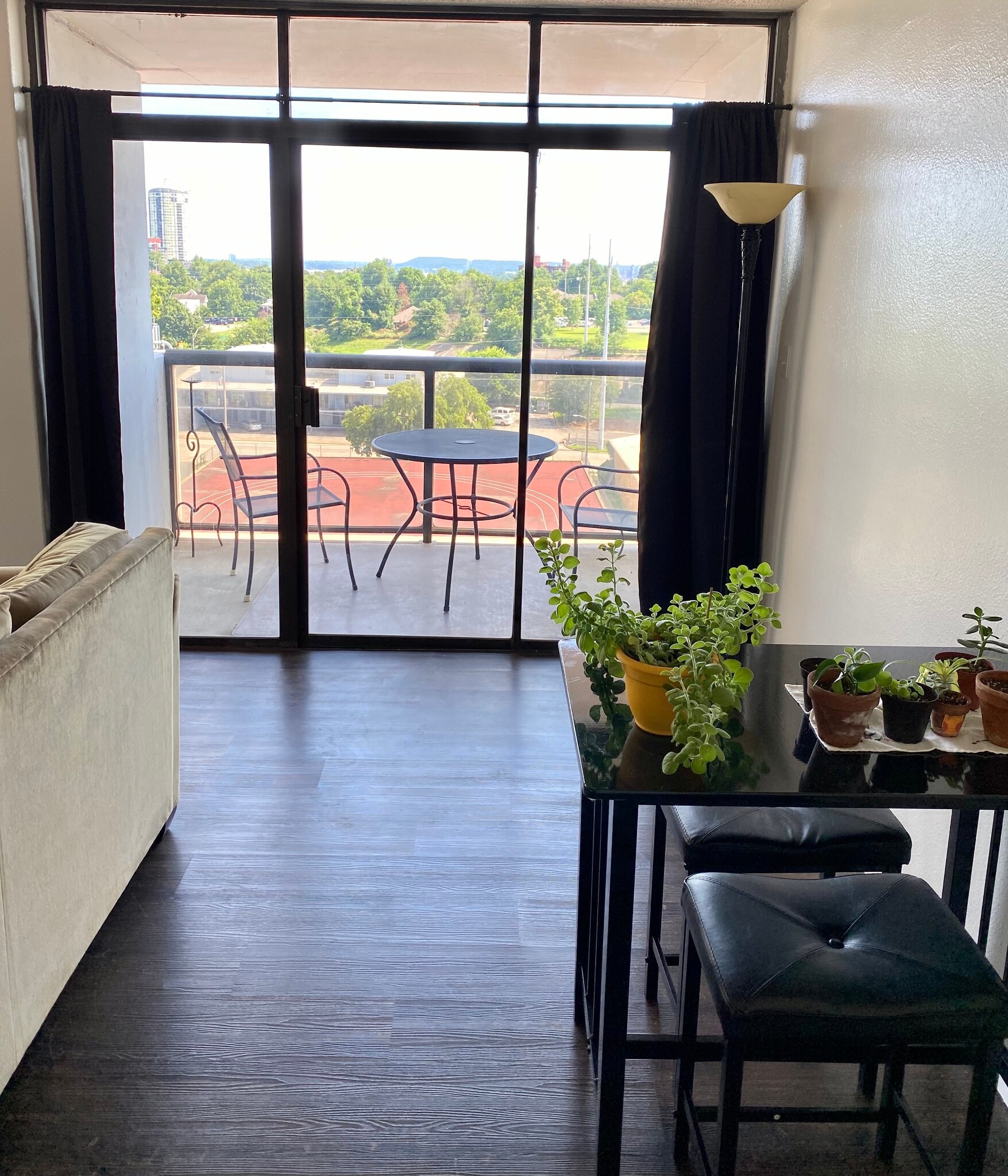 Building Photo - 450 W 7th St