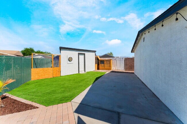 Building Photo - 2 Bedroom 1 bath Single Story Home on Large Lot with Solar and Water Purification