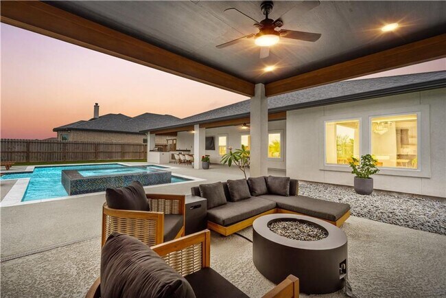 Building Photo - 4/3-Kings Landing community