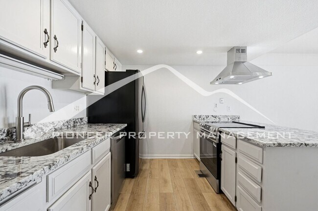 Building Photo - Charming Home with Central AC & Washer/Dryer