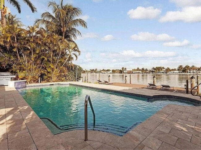 Building Photo - 565 N Shore Dr