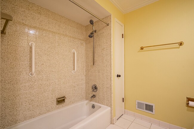 Building Photo - LIVE ON LAKE MICHIGAN IN THIS SPACIOUS CONDO!