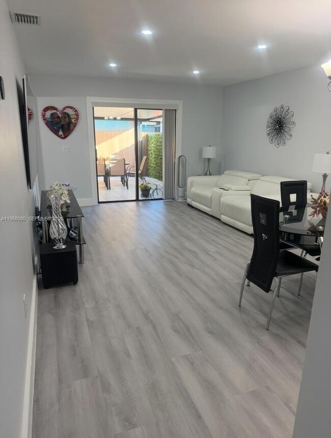 Building Photo - 1327 Towhee St