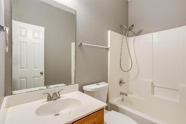 Building Photo - Charming 3-Bed, 2-Bath Duplex in Burleson