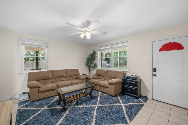 Building Photo - Southside Savannah Gem – 4BR Home in Windsor Forest with Sunroom & Patio