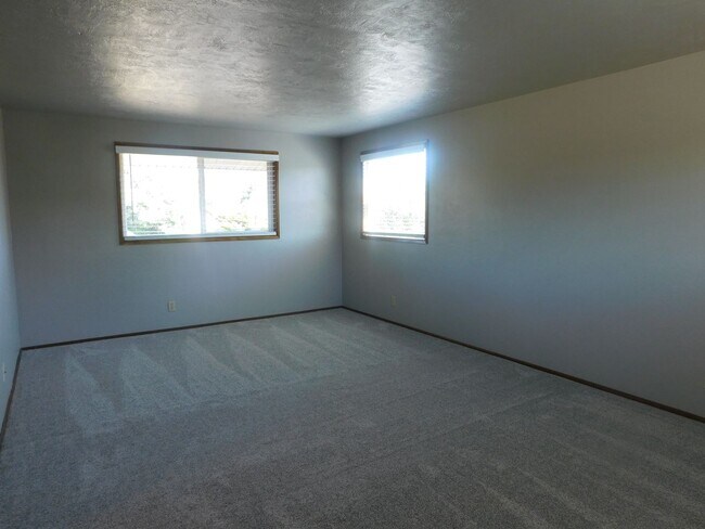 Building Photo - Beautiful 4 Bedroom, 2.5 Bathroom Home in ...