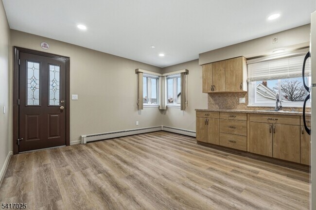 Building Photo - 46 Stanley St