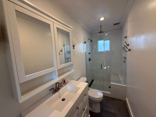 Building Photo - Two Bed 1 Bath House with Fenced Backyard!