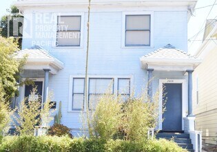 Building Photo - Spacious 3 Bedroom in Prime Location