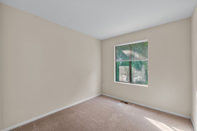 Building Photo - Broadneck Schools! Updated 3 Bedroom 3 Lev...