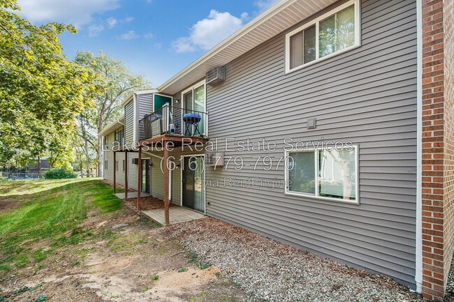 Building Photo - 1015 36th St SW