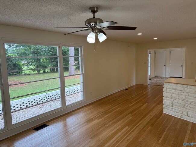 Building Photo - 8009 Whitesburg Dr