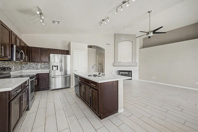 Building Photo - 1331 W Blue Ridge Ct